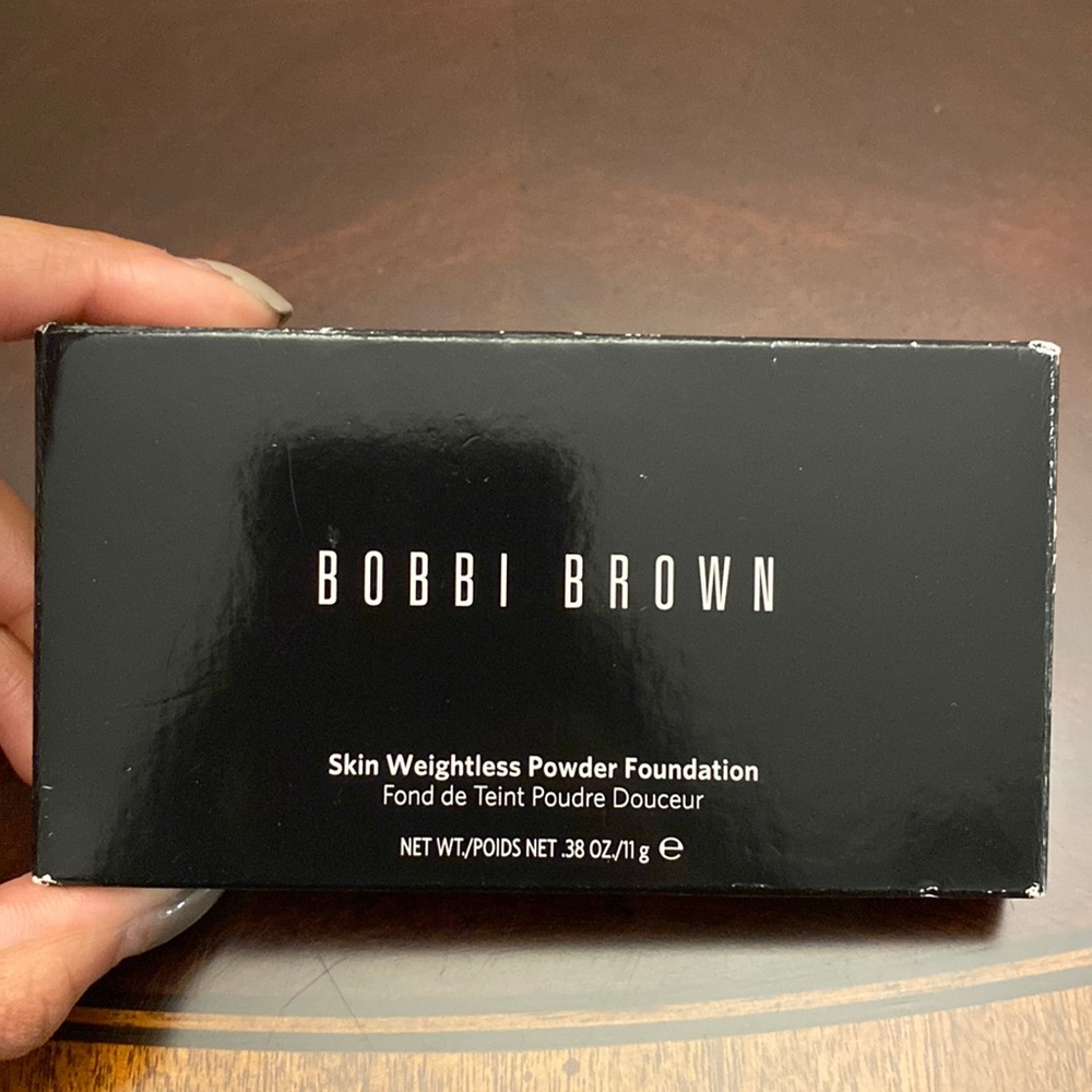 New BOBBI BROWN Skin Weightless Powder Foundation